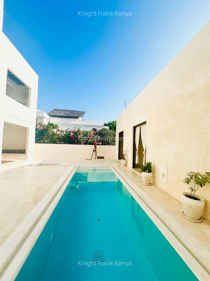 6 Bed House with Swimming Pool in Lamu - 4