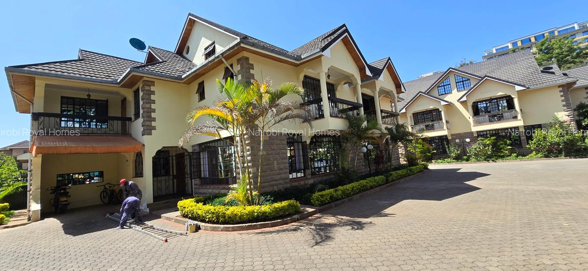 5 Bed Townhouse with En Suite at Lavington Green - 3