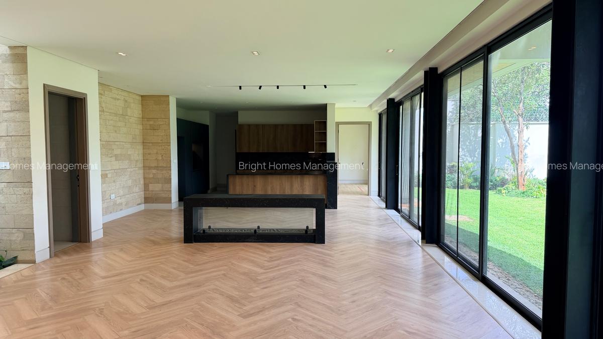 5 Bed Villa with En Suite in Spring Valley - 5