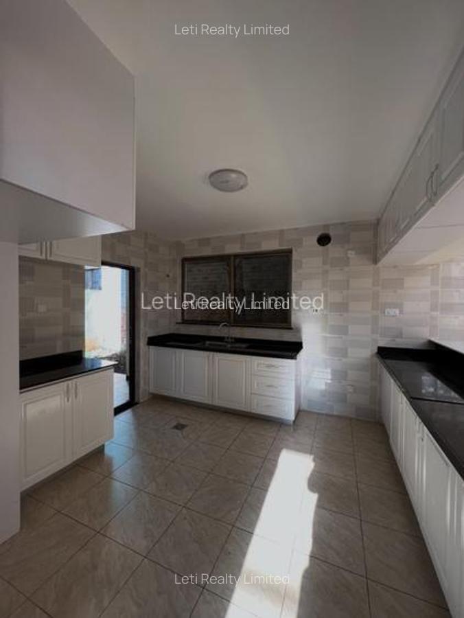 5 Bed Townhouse with En Suite in Lavington - 6