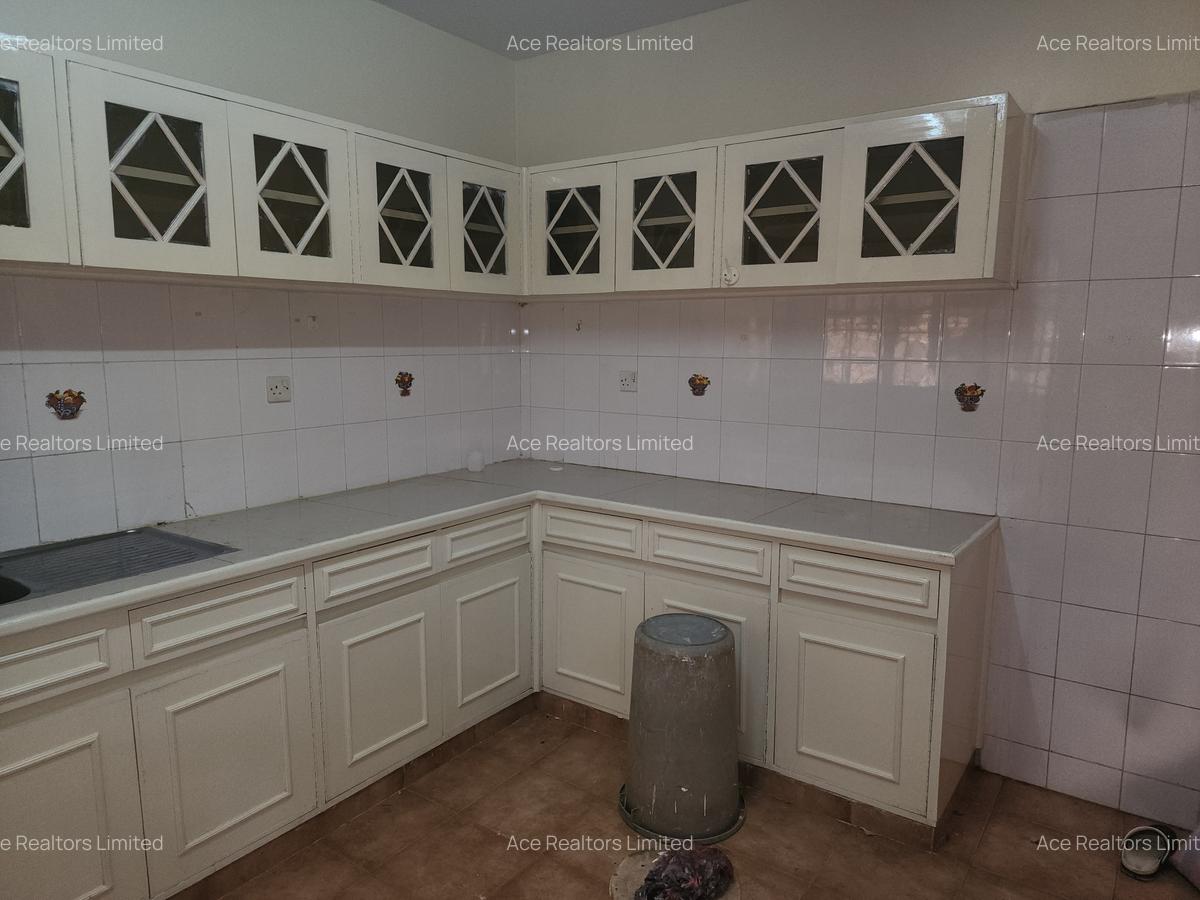 2 Bed Apartment with En Suite at Near Sarit Centre - 4