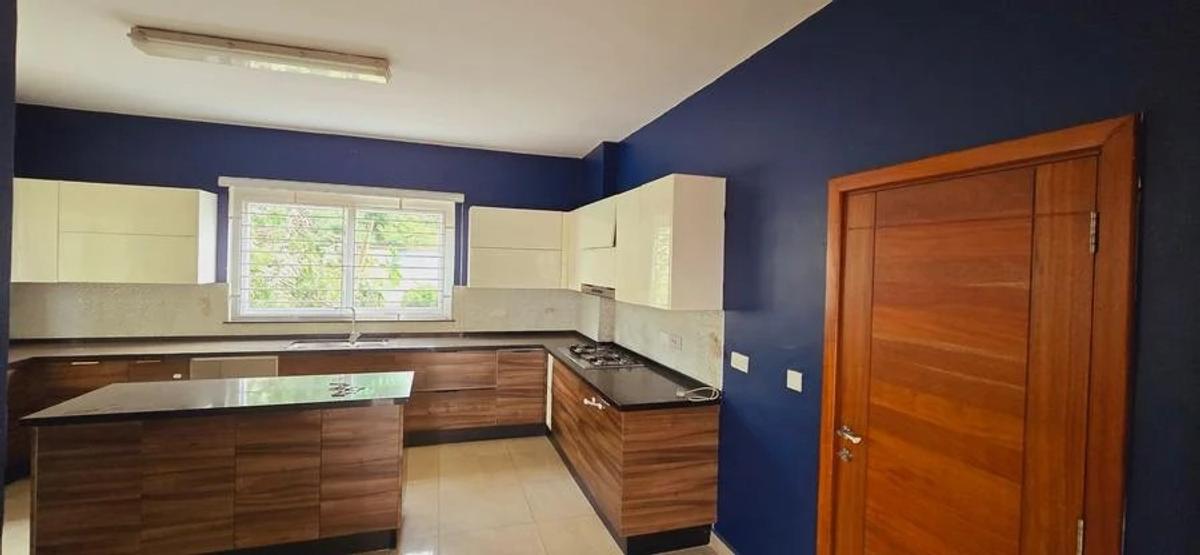 5 Bed Townhouse with En Suite in Lavington - 11