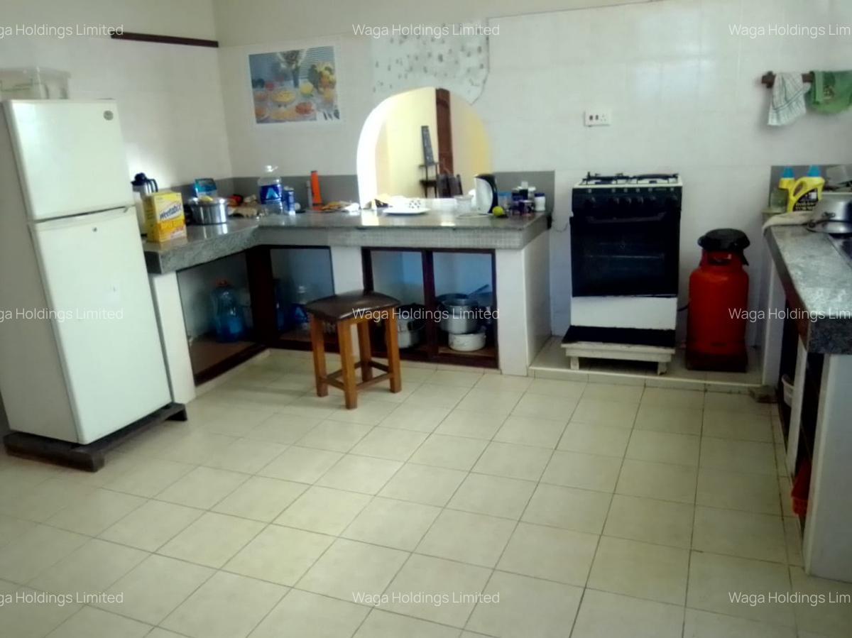 4 Bed House with En Suite at Custom Road - 3