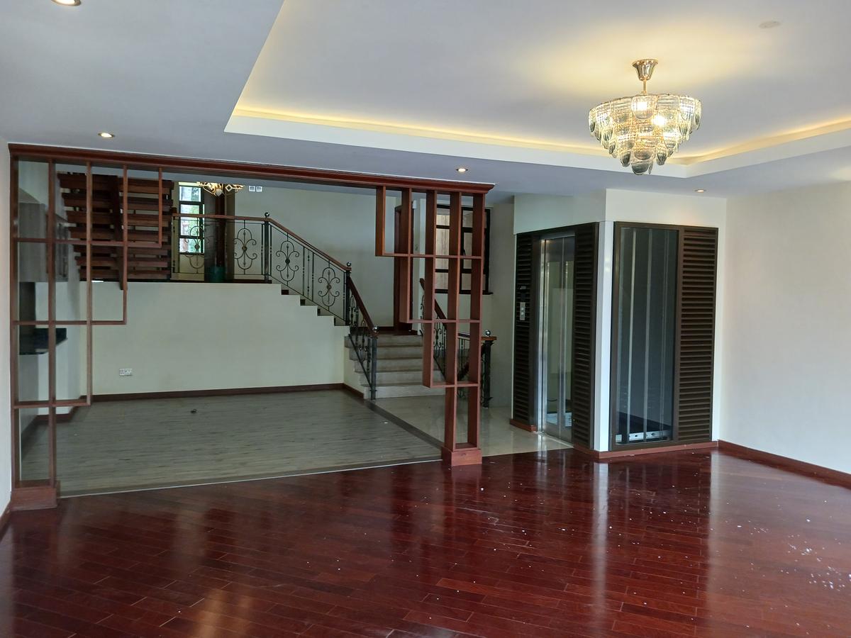 5 Bed House with En Suite at Lavington - 17