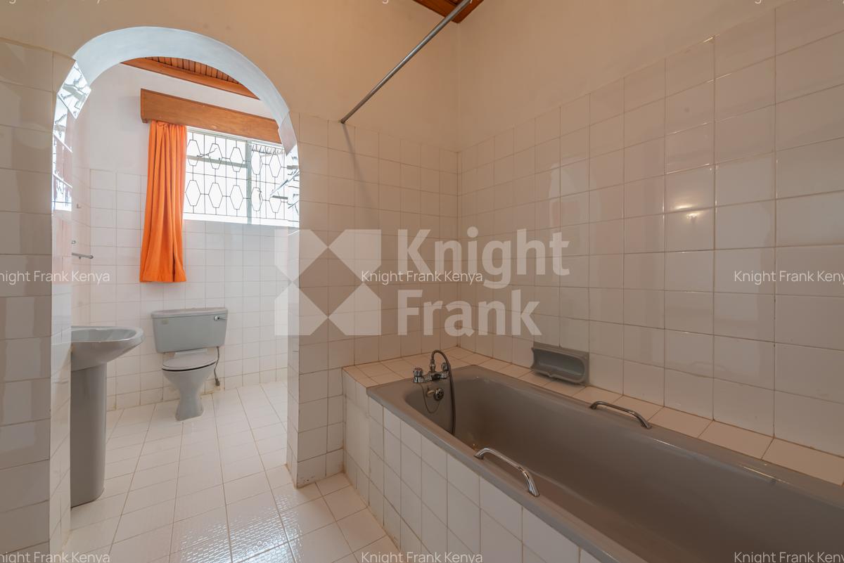 10 Bed House with Garden at Rosslyn Lone Tree - 8