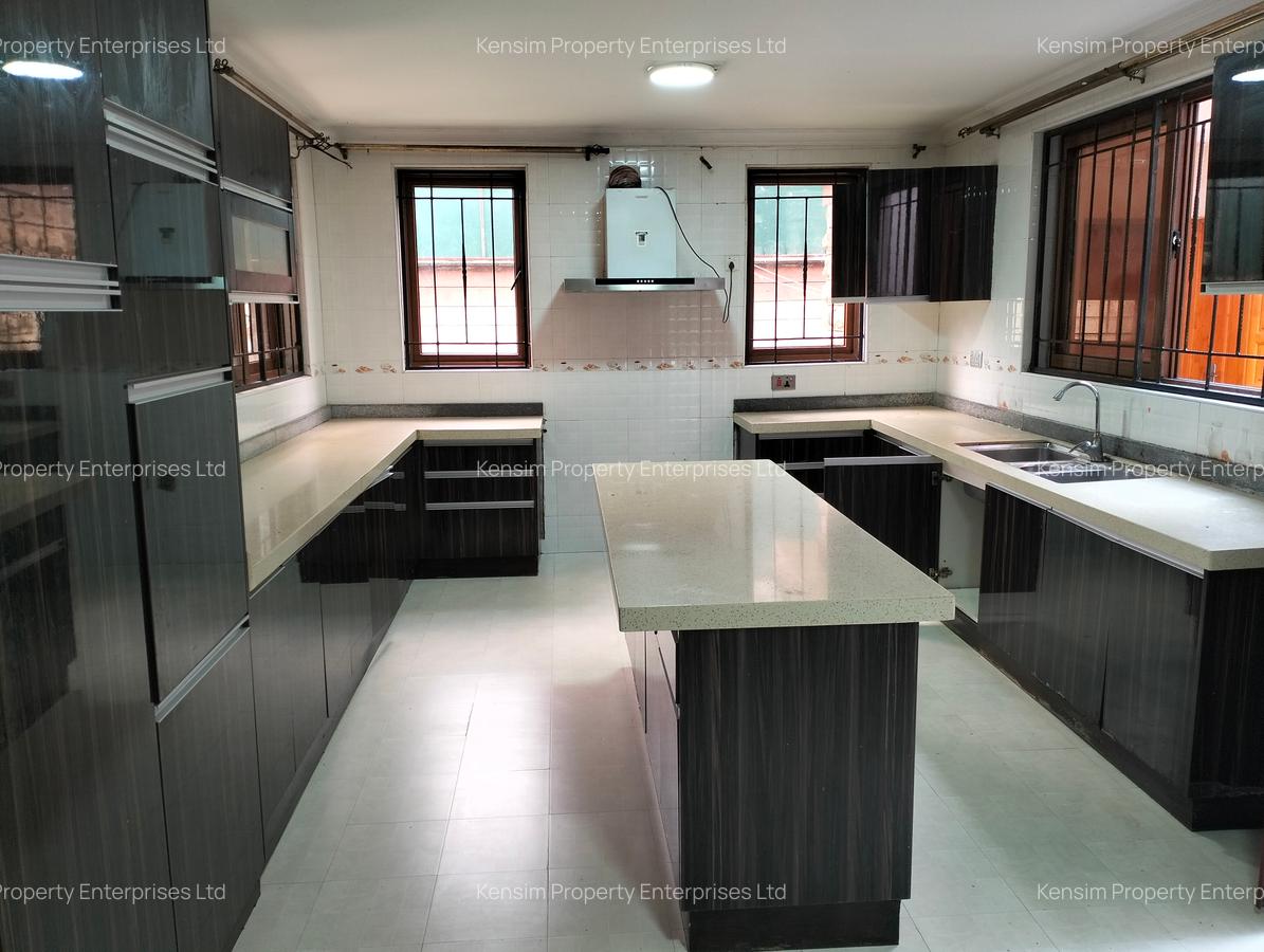 5 Bed Townhouse with En Suite in Lavington - 2