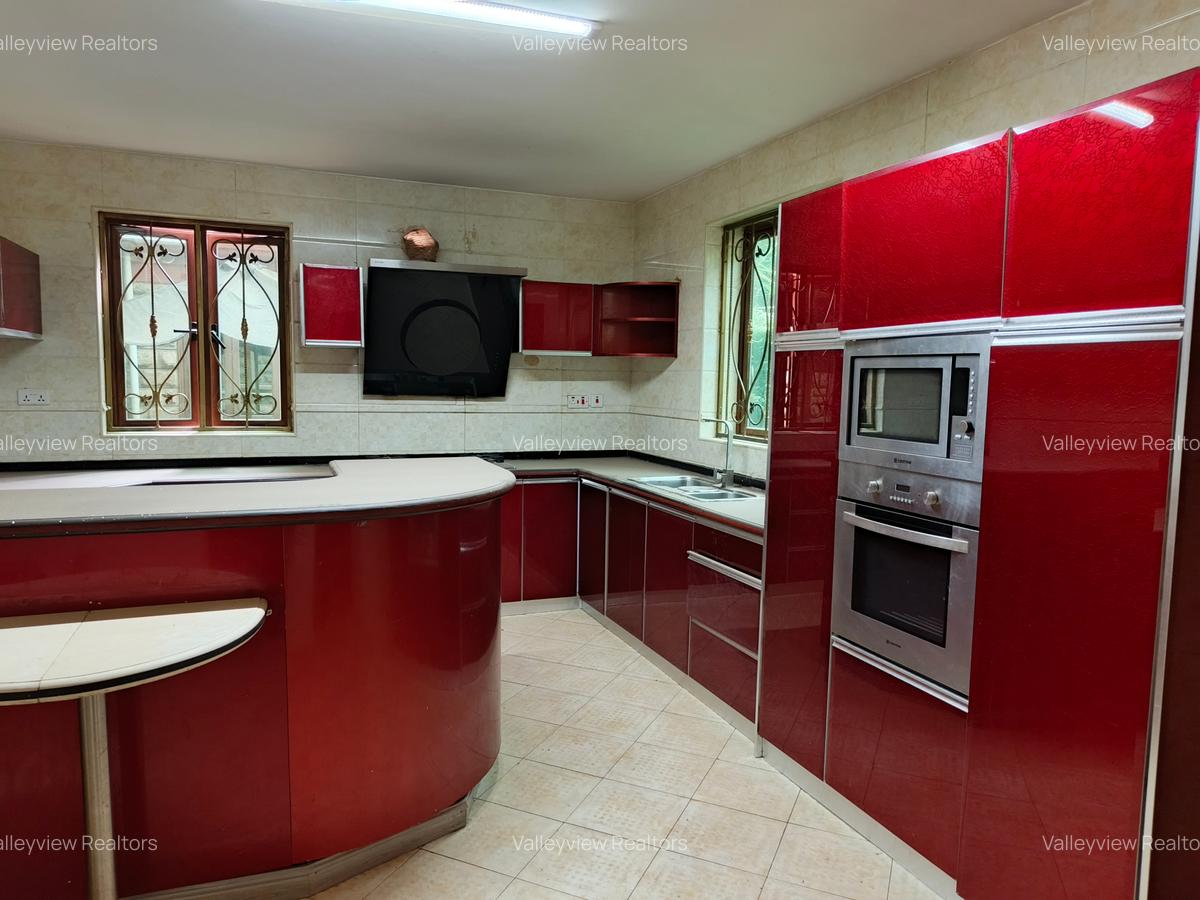 5 Bed Townhouse with En Suite at Lavington - 13