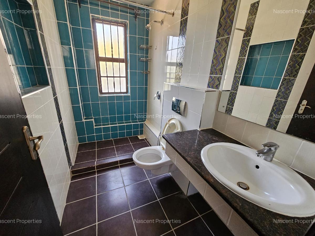 5 Bed House with En Suite in Runda - 12