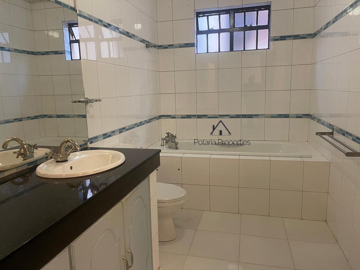 3 Bed Apartment with En Suite in Lavington - 4