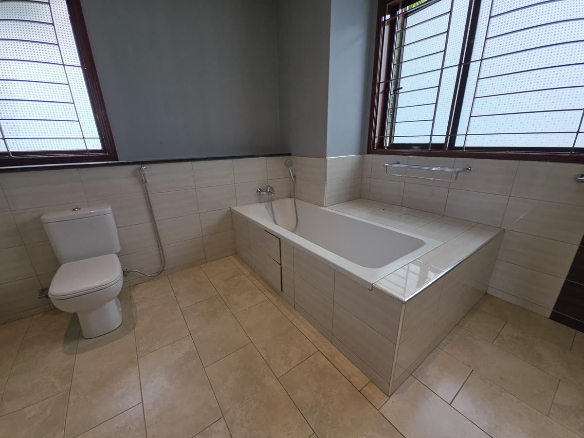 4 Bed House with En Suite in Runda - 11
