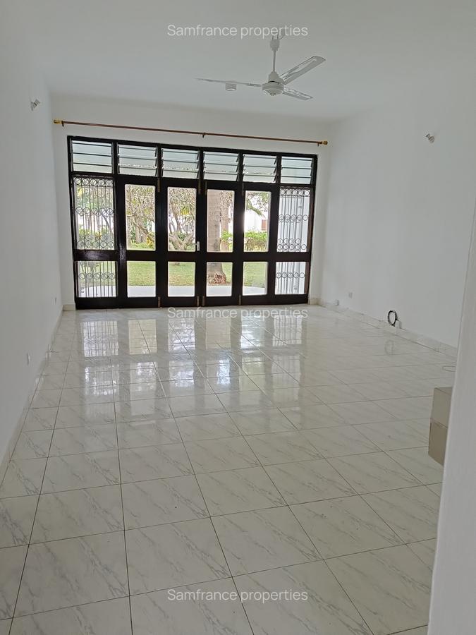 2 Bed Villa with En Suite at 3 Rd Avanue - 2