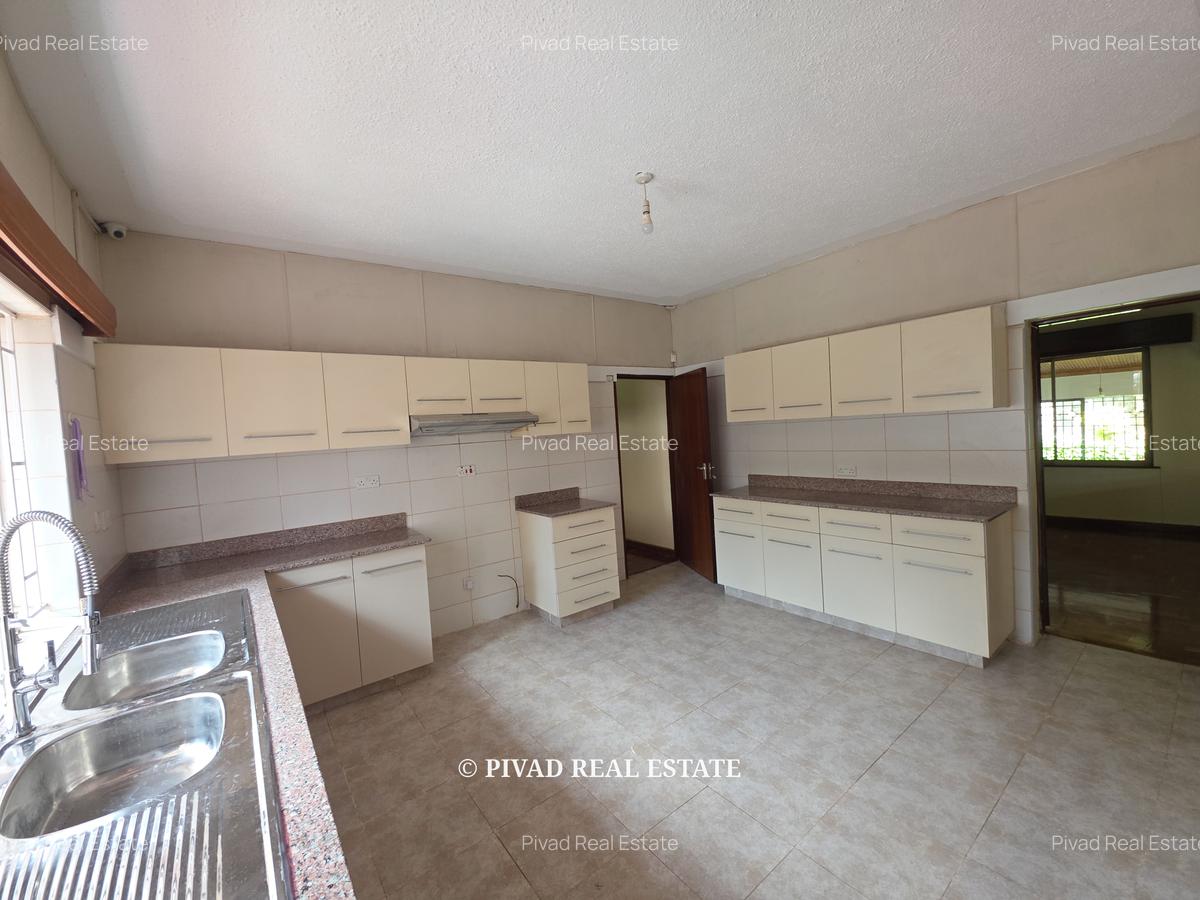 4 Bed House with Garden in Rosslyn - 2