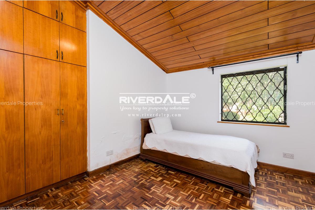 5 Bed House with En Suite in Runda - 7