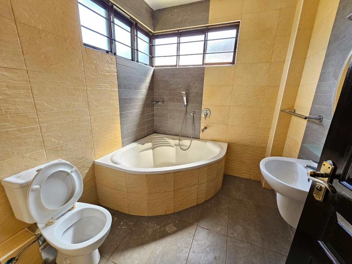 5 Bed House with En Suite in Lavington - 11