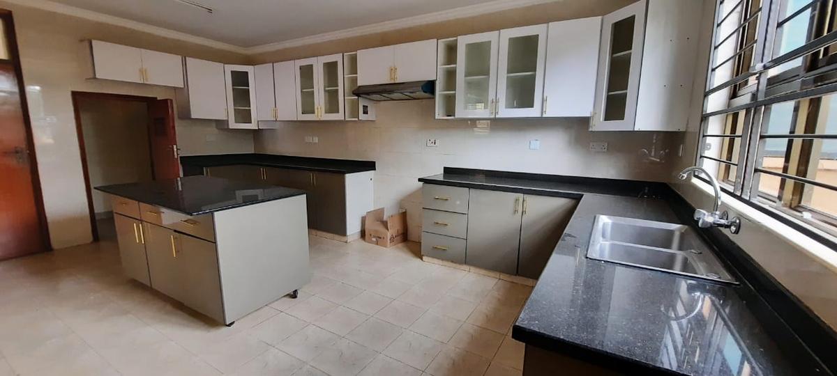 5 Bed Townhouse with En Suite at Lavington - 19