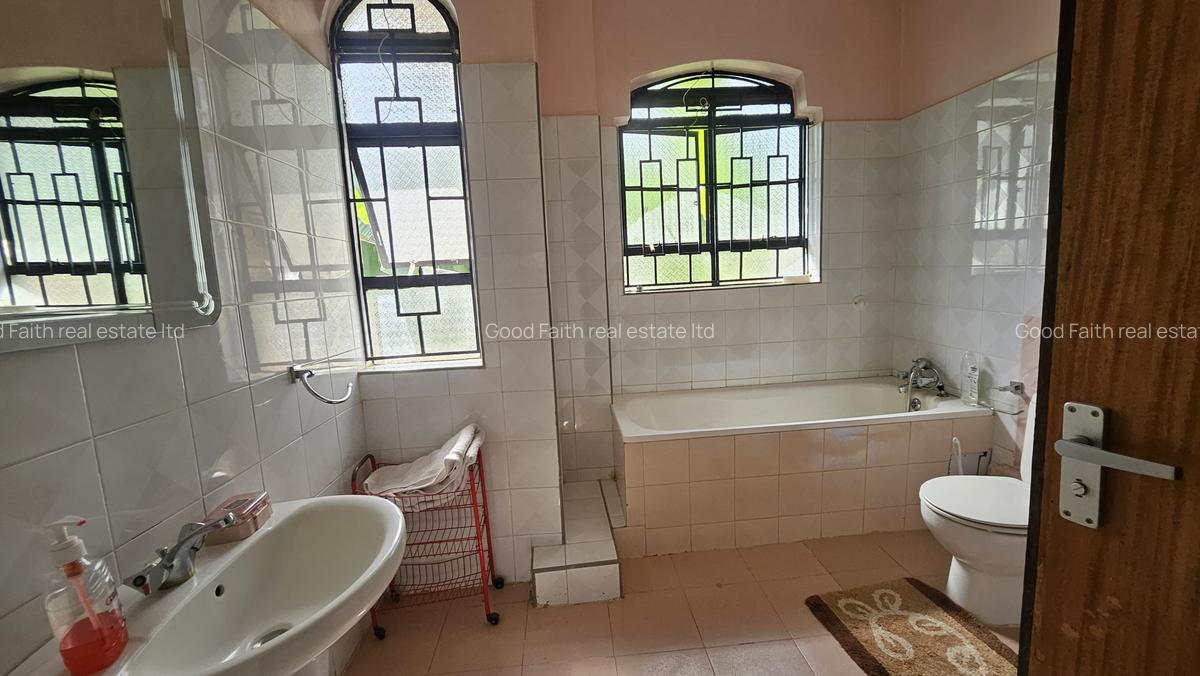 5 Bed House with En Suite in Runda - 20