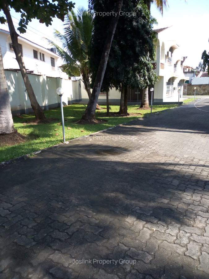 7 Bed Townhouse with En Suite at Greenwood Drive - 6