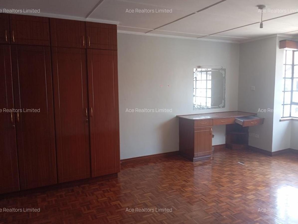 3 Bed Apartment with En Suite at Lavington - 8