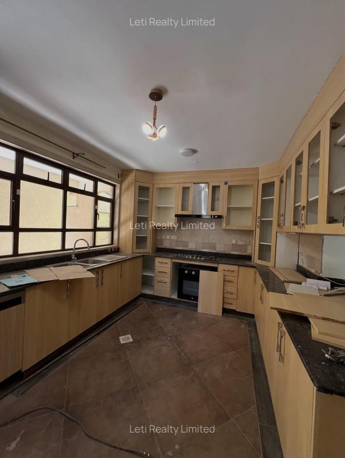 5 Bed Townhouse with En Suite in Lavington - 3