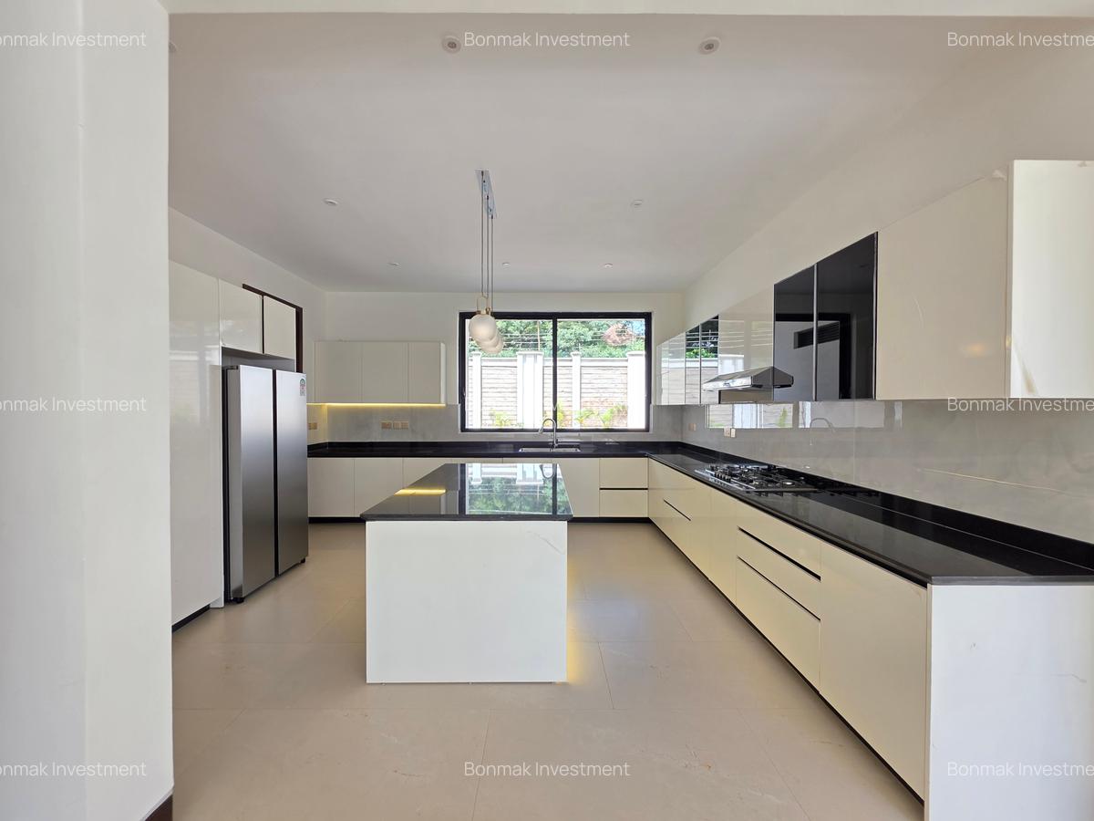 6 Bed Townhouse with En Suite at Old Kitusuru - 8