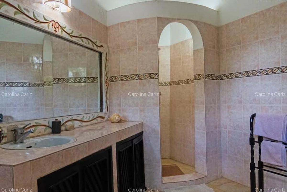 6 Bed Villa with En Suite in Watamu - 11