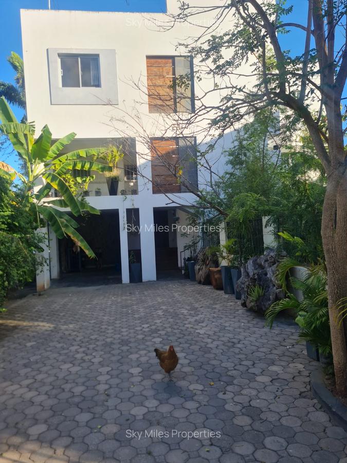 Serviced 8 Bed Apartment with En Suite at Tudor Creek - 13