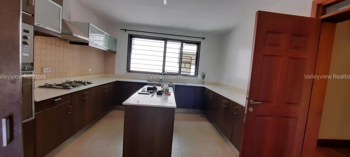 5 Bed Townhouse with En Suite at Lavington - 3