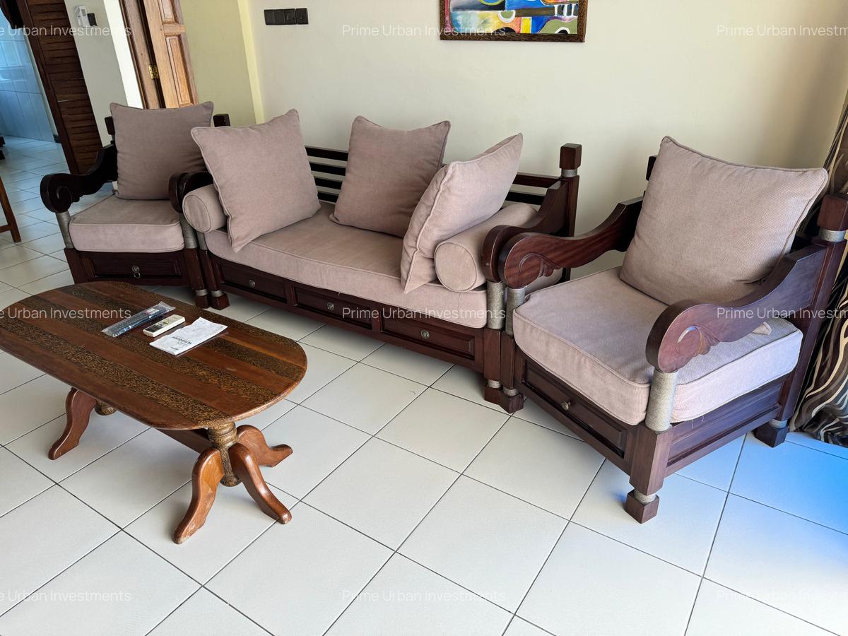 Serviced 2 Bed Apartment with En Suite in Nyali Area - 16
