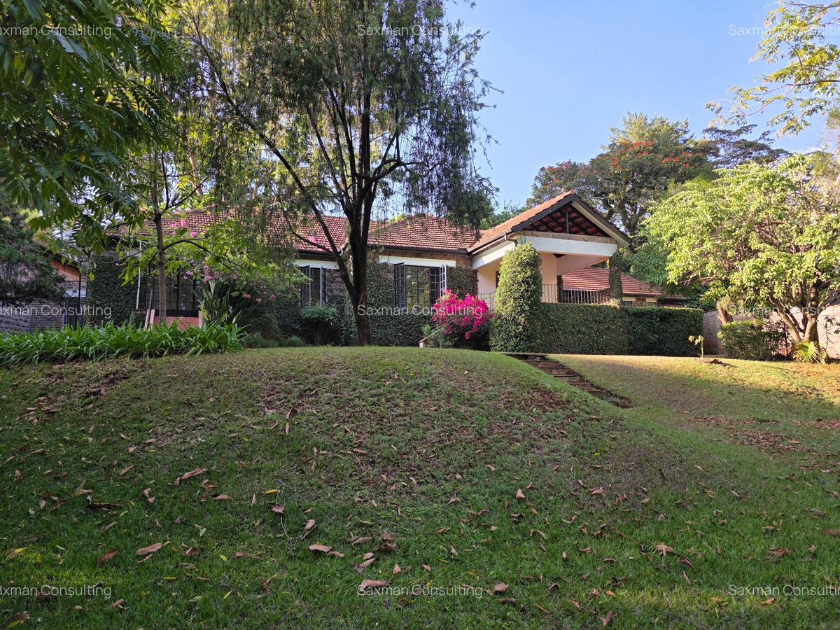 4 Bed House with En Suite in Lavington - 2