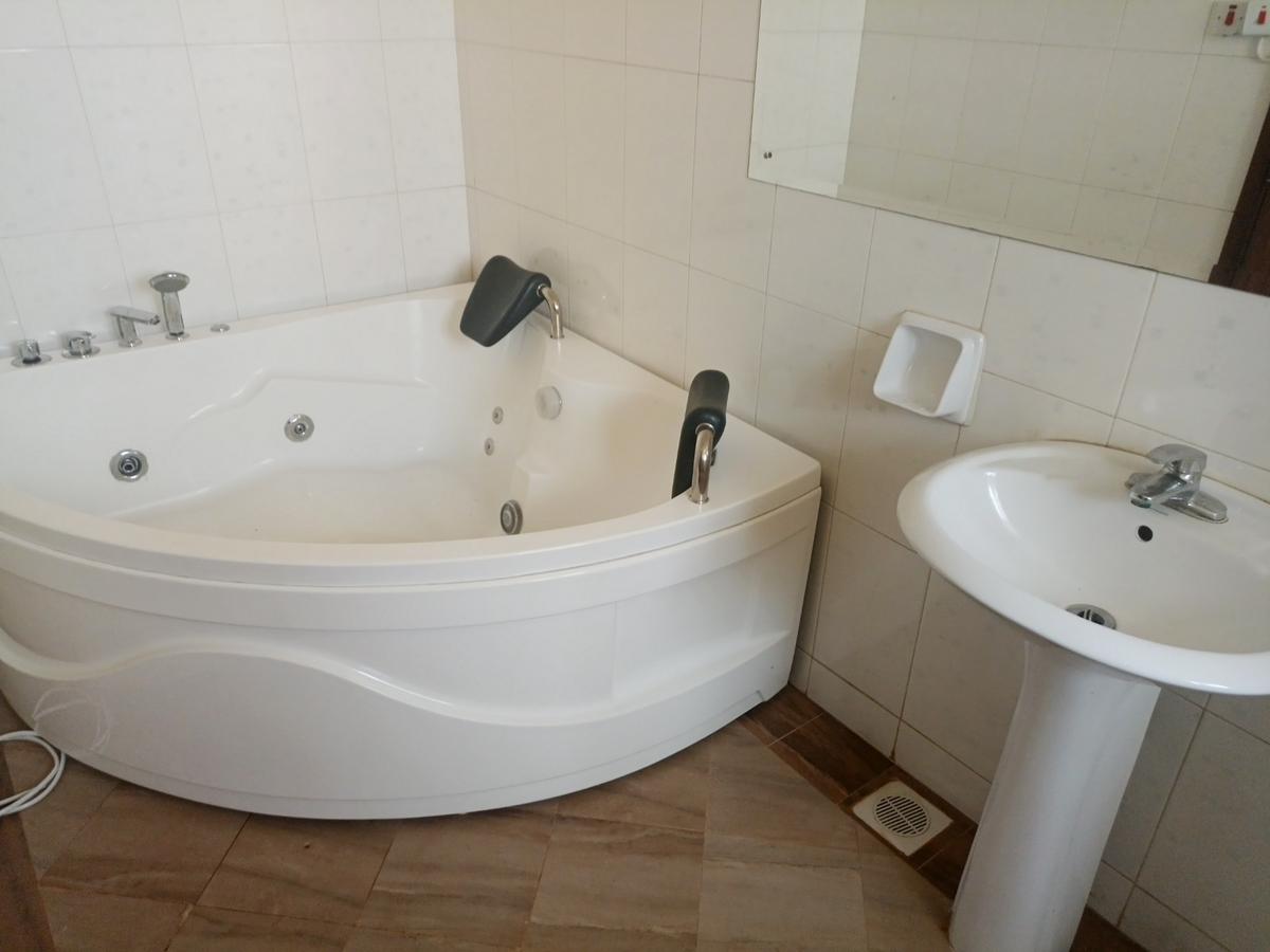 Serviced 3 Bed Apartment with En Suite at Dennis Pritt - 14