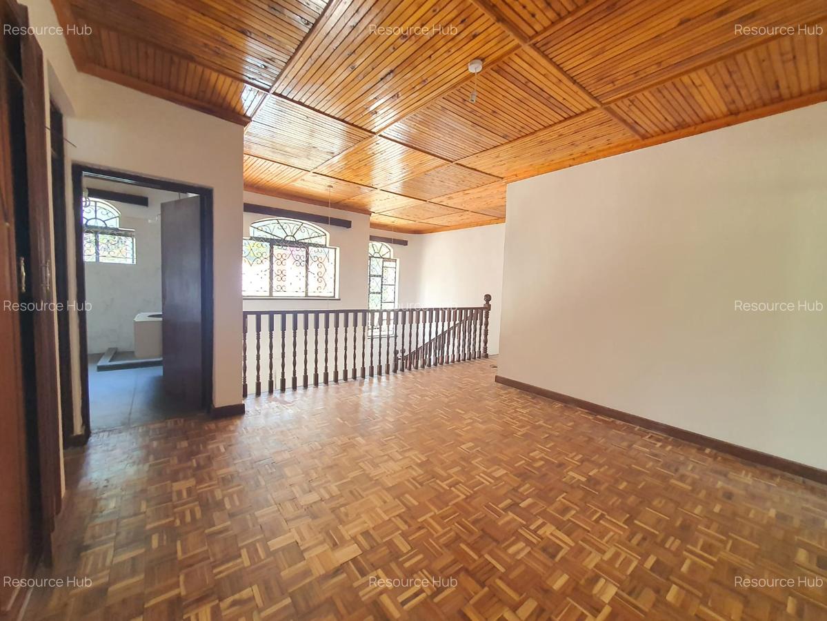 6 Bed House with En Suite in Nyari - 12