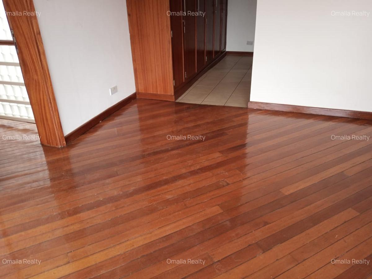 4 Bed House with En Suite in Lavington - 9