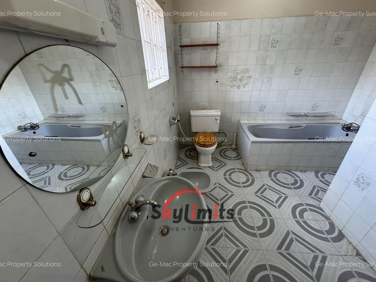 5 Bed House with En Suite in Runda - 12