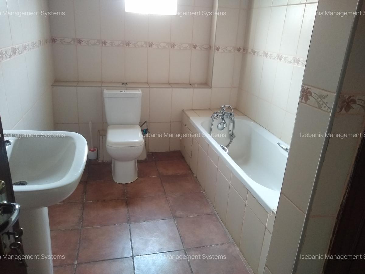 4 Bed House with En Suite at Rosslyn Road - 12