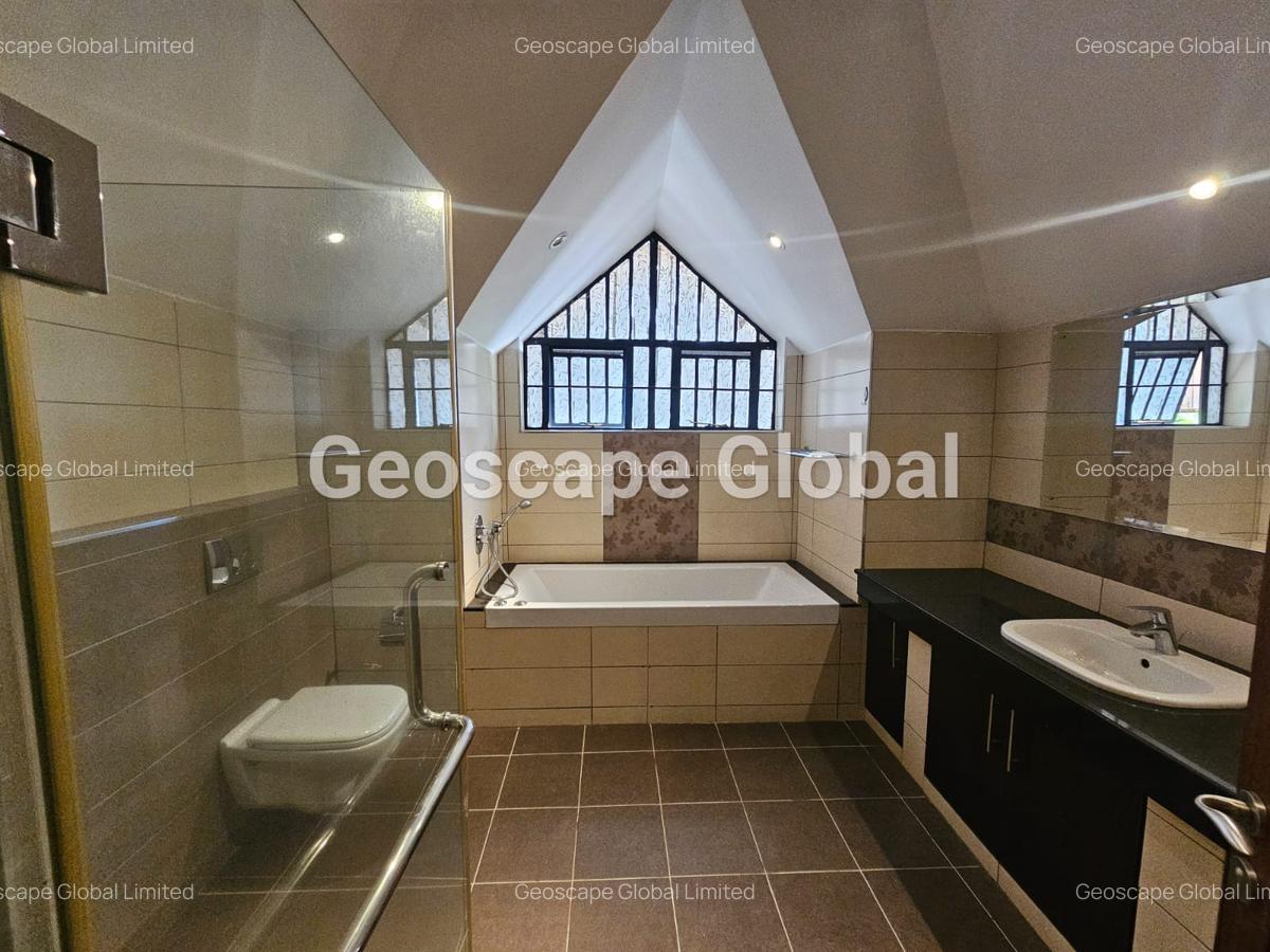 5 Bed Townhouse with En Suite in Lavington - 4