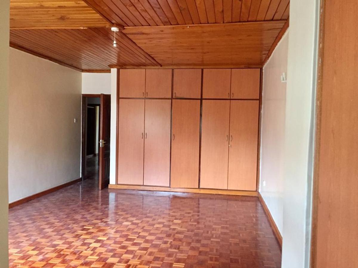 5 Bed House with En Suite in Lavington - 17