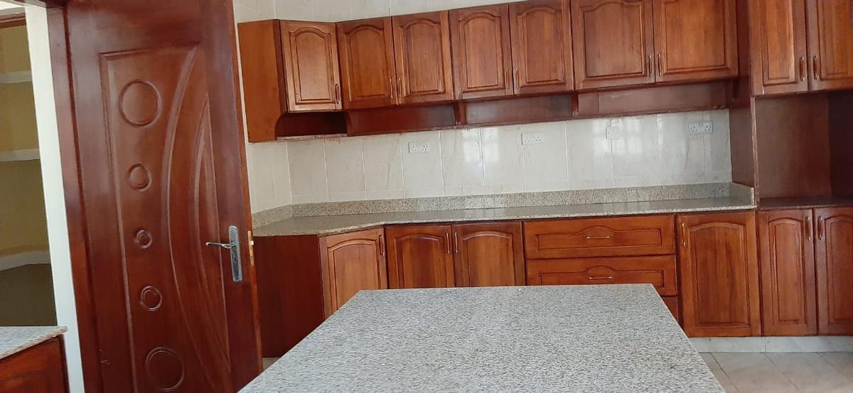 5 Bed Townhouse with En Suite at Kyuna Crescent - 9