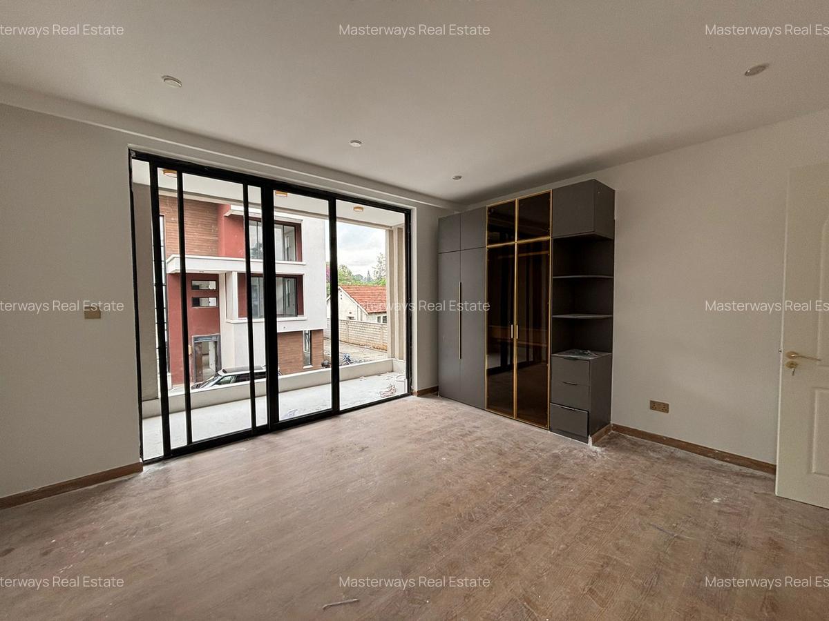 5 Bed Villa with En Suite in Lavington - 2