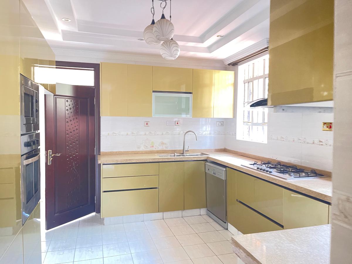 5 Bed Townhouse with En Suite in Lavington - 3