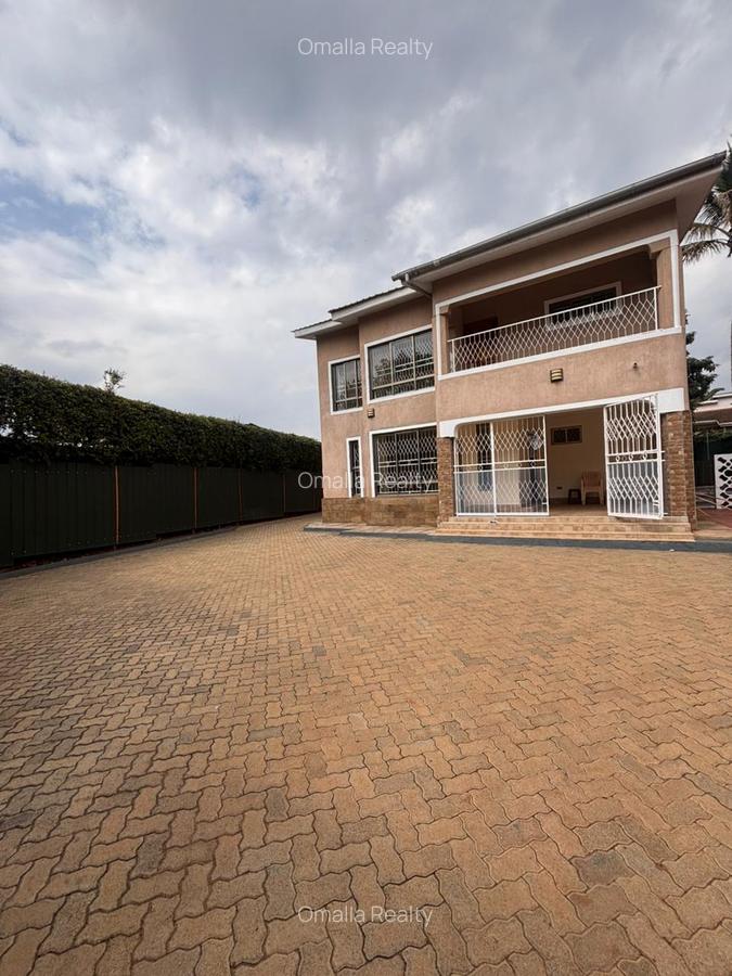 5 Bed House with En Suite in Ridgeways - 1