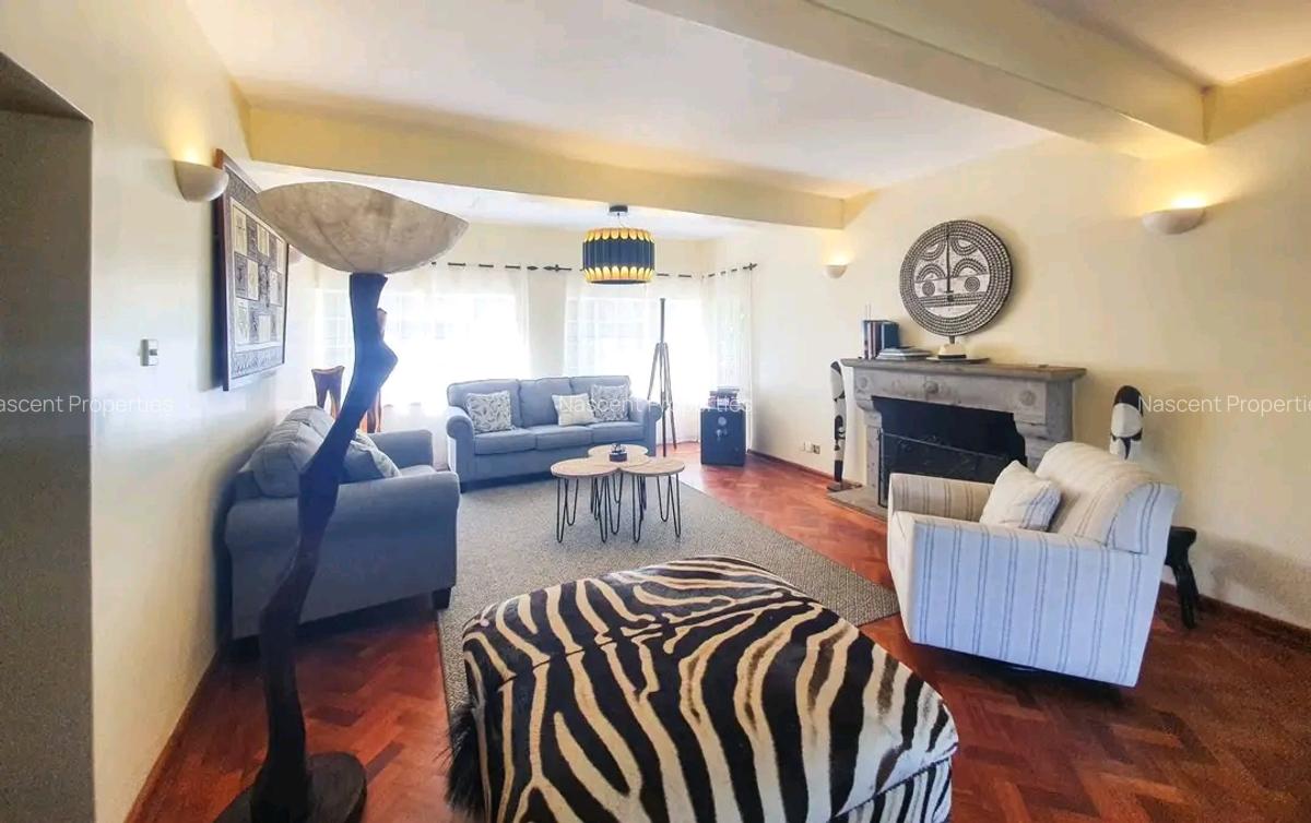 5 Bed House with En Suite in Ridgeways - 8