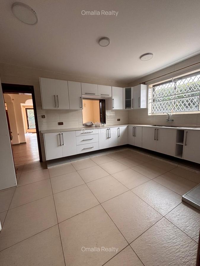 5 Bed House with En Suite in Ridgeways - 8
