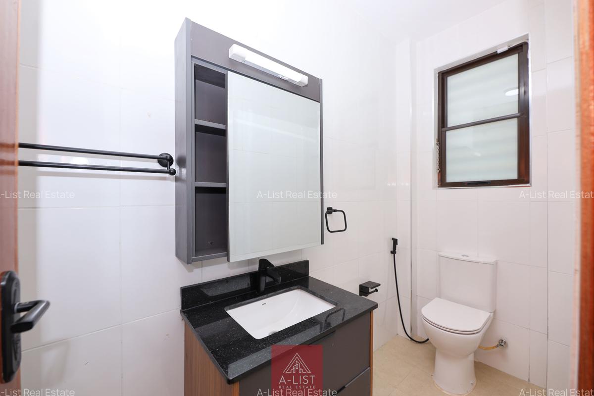 2 Bed Villa with Garden at Ridgeways - 8