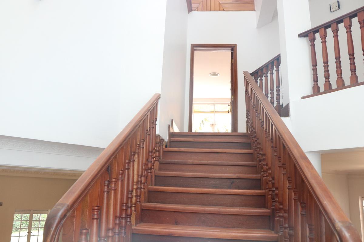 5 Bed House with En Suite in Runda - 9