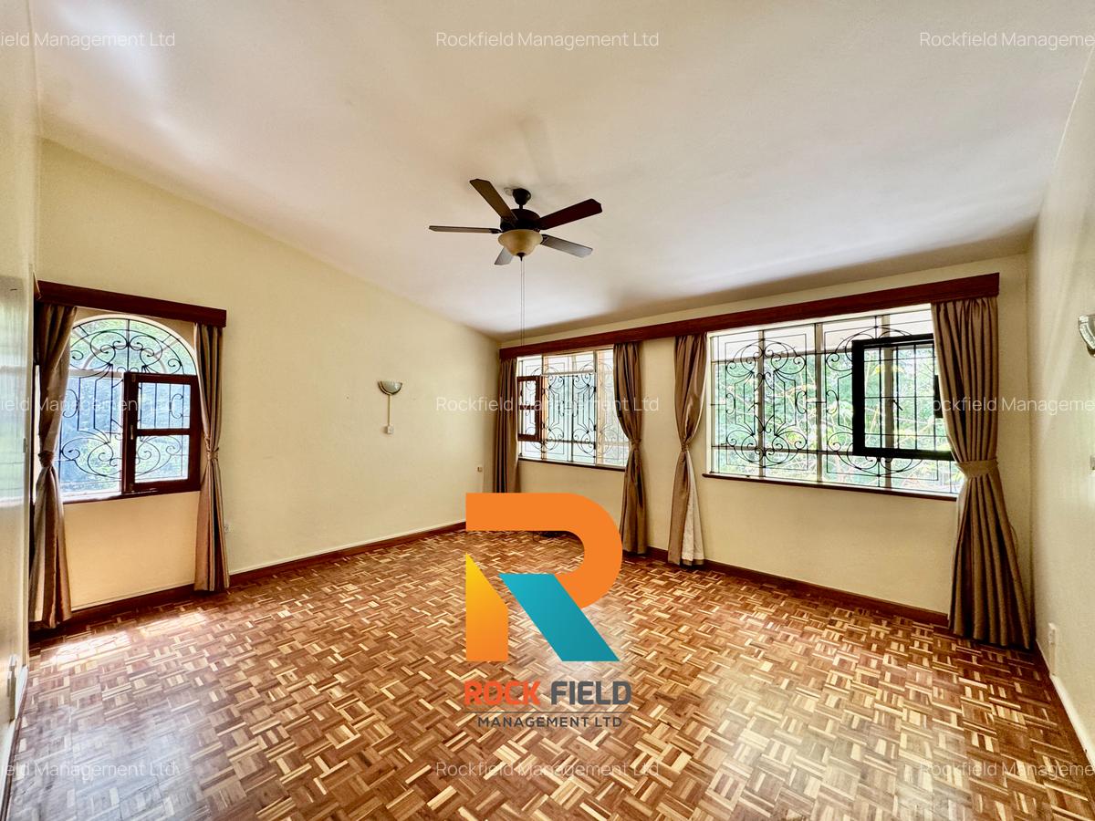 5 Bed House with En Suite in Parklands - 9