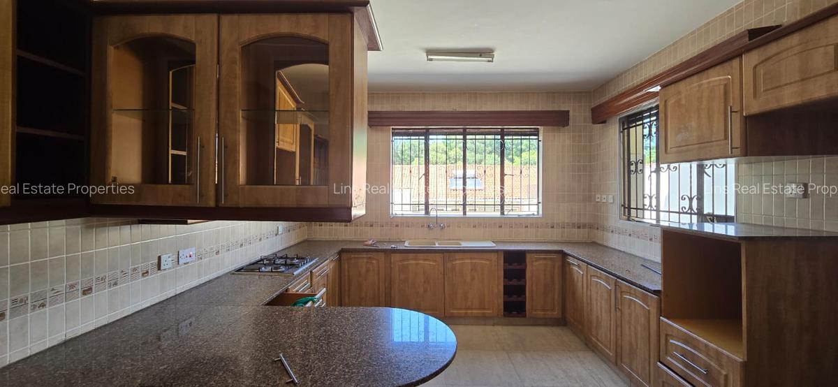 4 Bed Townhouse with En Suite in Brookside - 12