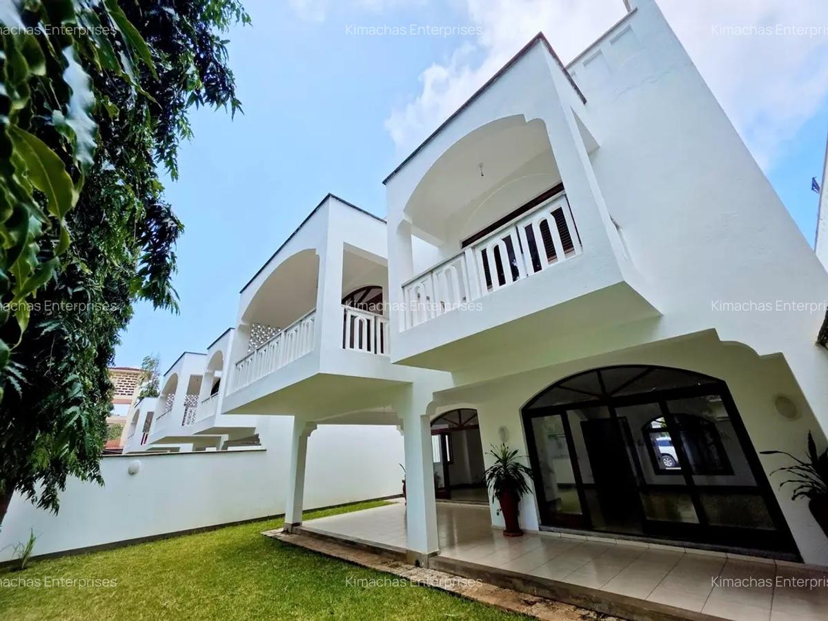 4 Bed Townhouse with En Suite at Green Wood Drive - 1