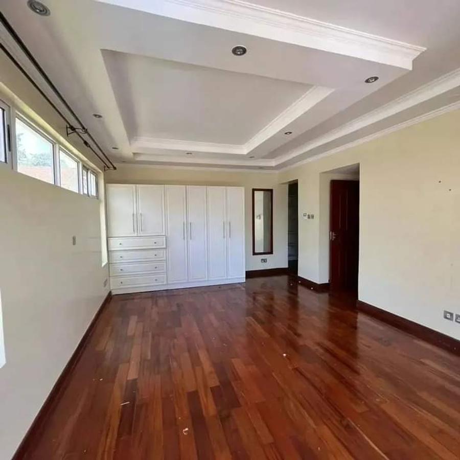 5 Bed House with En Suite at Lavington - 14