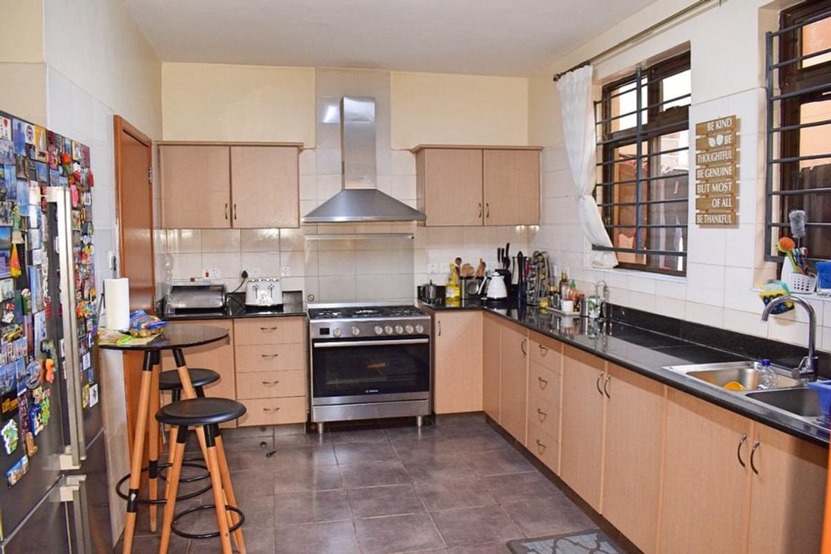 4 Bed House with En Suite in Lavington - 4