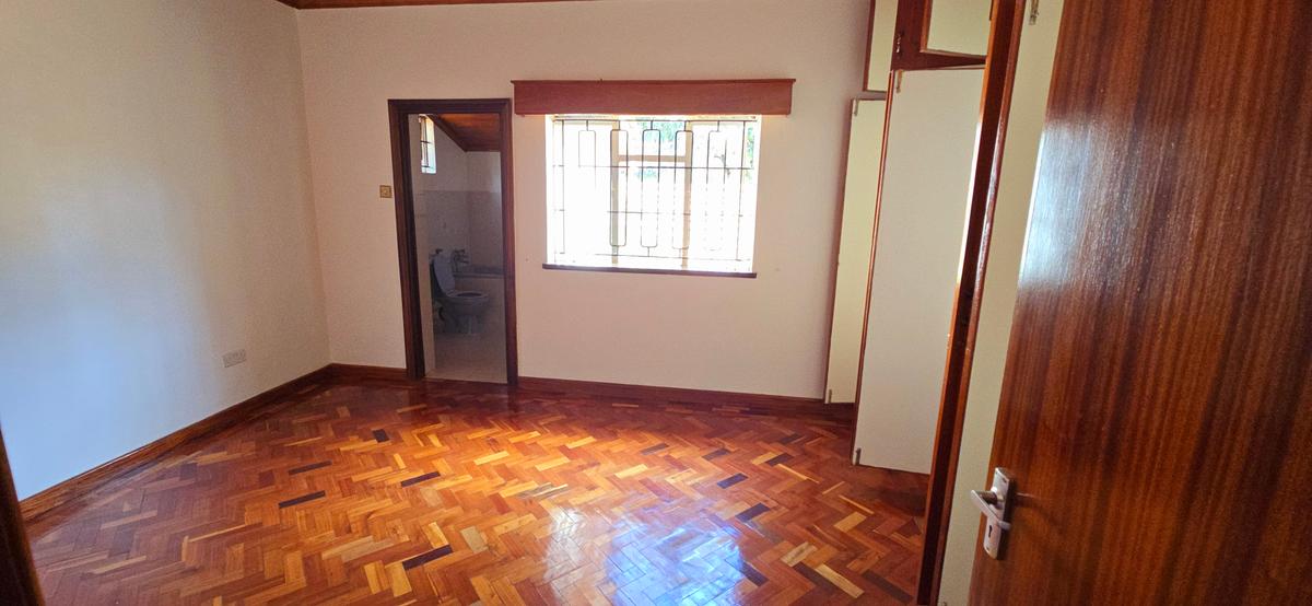 5 Bed House with En Suite at Mimosa Drive - 11
